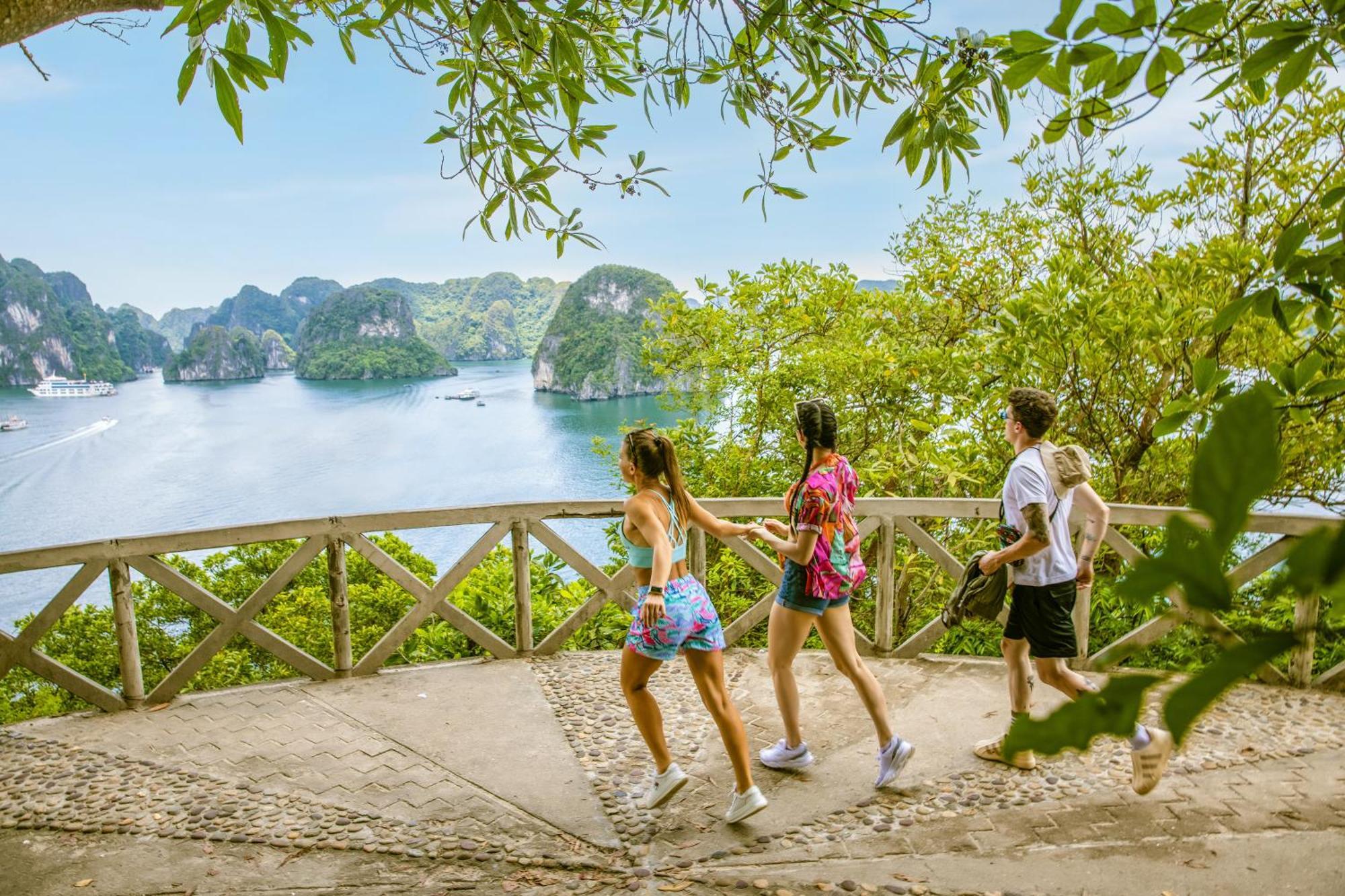 Ambassador Cruise Halong Bay Hotel Ha Long Exterior photo